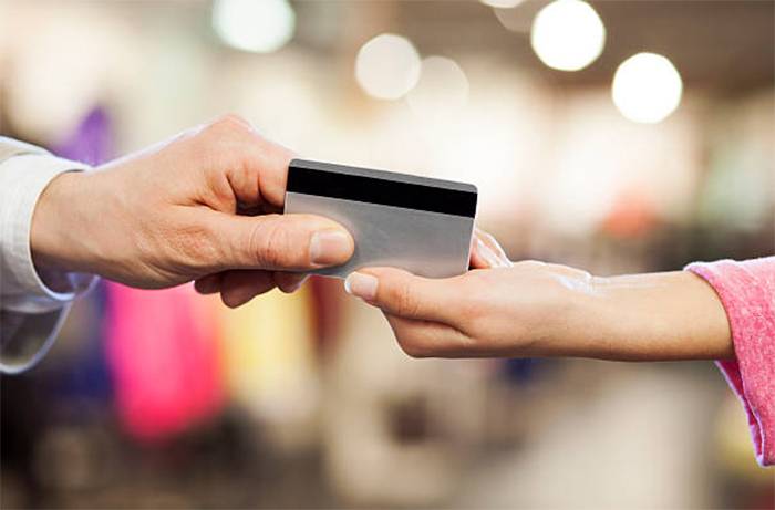 Дебетовая карта с доставкой на дом: что это за услуга?