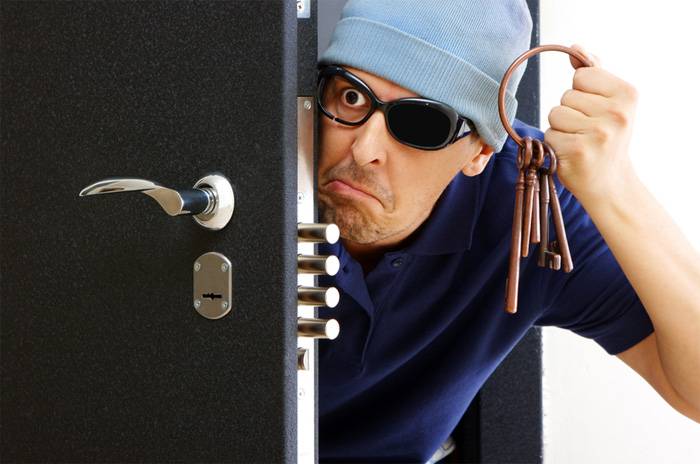 Как защитить квартиру перед отпуском: 5 простых правил